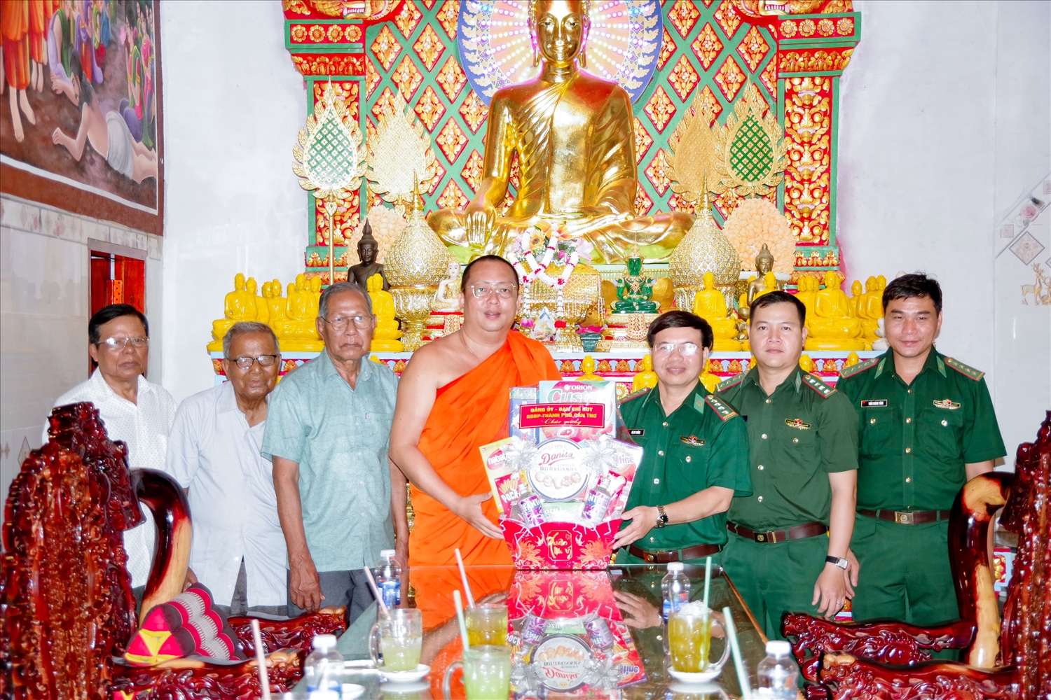 Đại tá Phạm Lê Xuân Bình, Chỉ huy trưởng BĐBP thành phố cùng đoàn công tác thăm tặng quà các vị sư chùa Xung Thum, xã Lai Hòa, TP Cần Thơ