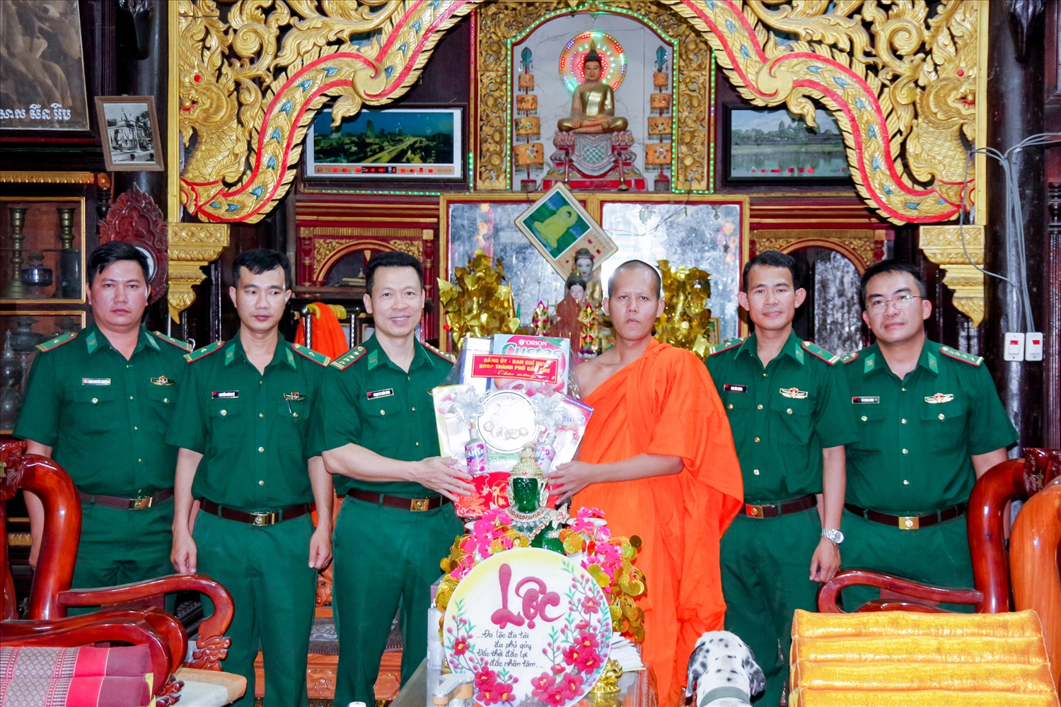 Đại tá Phạm Lê Xuân Bình, Chỉ huy trưởng BĐBP thành phố cùng đoàn công tác thăm, tặng quà các vị sư sãi chùa Chùa Sê Rêy KalĐal, phường Vĩnh Phước, TP Cần Thơ