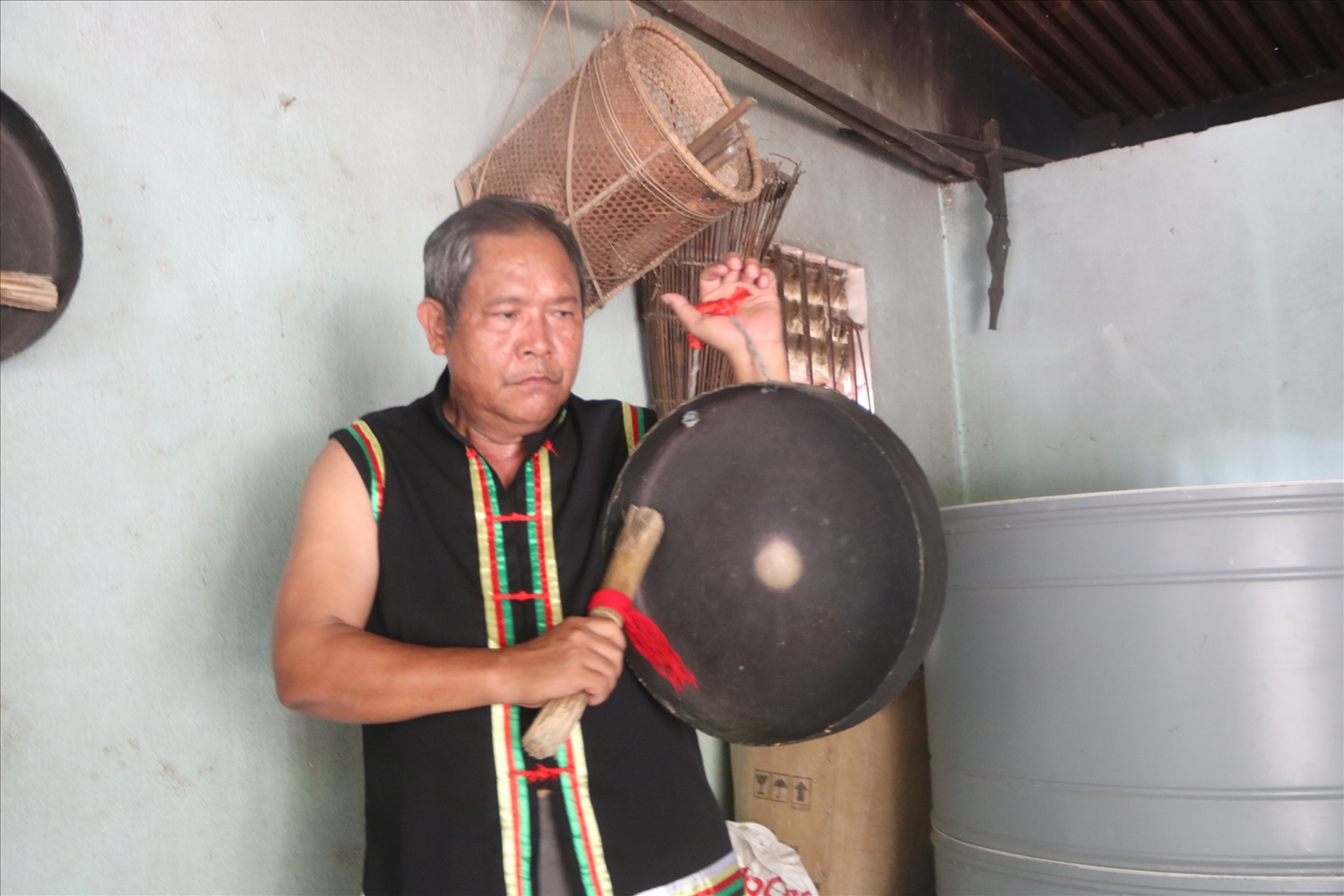 Nghệ nhân Ưu tú Dương Lai giới thiệu về chiếng chiêng truyền thống của đồng bào Co (Ảnh HT)