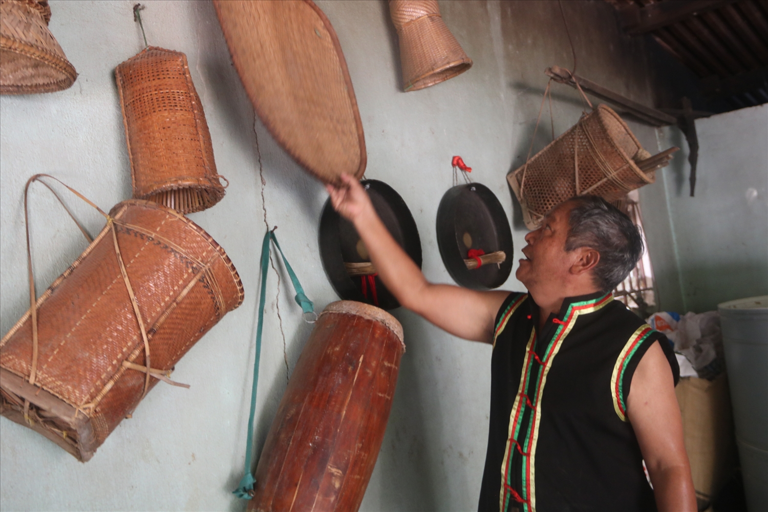 Nghệ nhân Ưu tú Dương Lai dành nhiều thời gian và công sức để sưu tầm, bảo tồn văn hoá của đồng bào mình. (Ảnh HT)