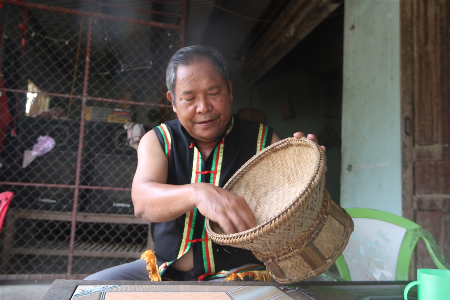 Nghệ nhân Ưu tú Dương Lai luôn mong muốn bảo tồn nét đẹp nghề truyền thống của đồng bào Co. (Ảnh HT)