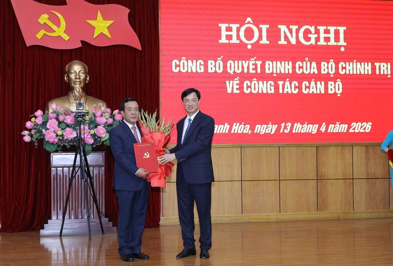 Ông Nguyễn Duy Ngọc, Ủy viên Bộ Chính trị, Bí thư Trung ương Đảng, Trưởng ban Tổ chức Trung ương trao quyết định của Bộ Chính trị điều động ông Lê Đức Thái giữ chức Bí thư Tỉnh ủy Thanh Hóa. Ảnh: Minh Hiếu