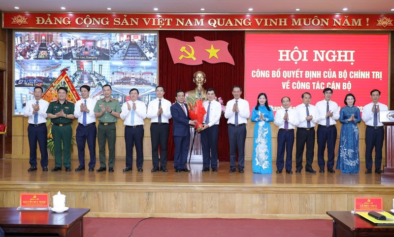 Ban Thường vụ Tỉnh ủy tặng hoa chúc mừng Bí thư Tỉnh ủy Lê Đức Thái. Ảnh: Minh Hiếu