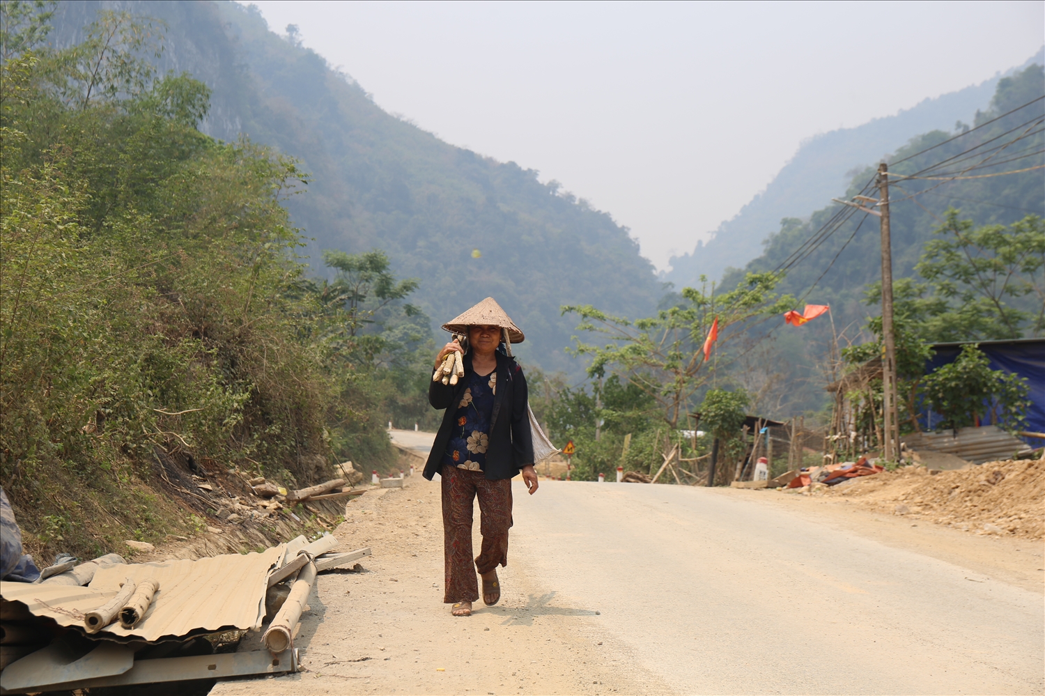 Tại nhiều bản làng miền Tây Nghệ An, chỉ còn lại người già, trẻ nhỏ. 