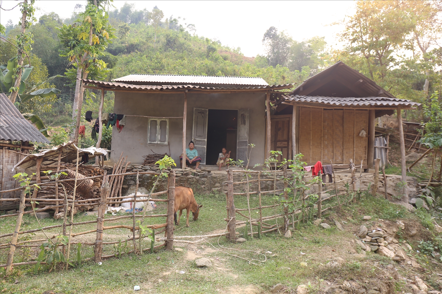 Bản làng các xã vùng cao Nghệ An đang thiếu lao động trẻ - Trong ảnh: Người già ở xã Yên Na