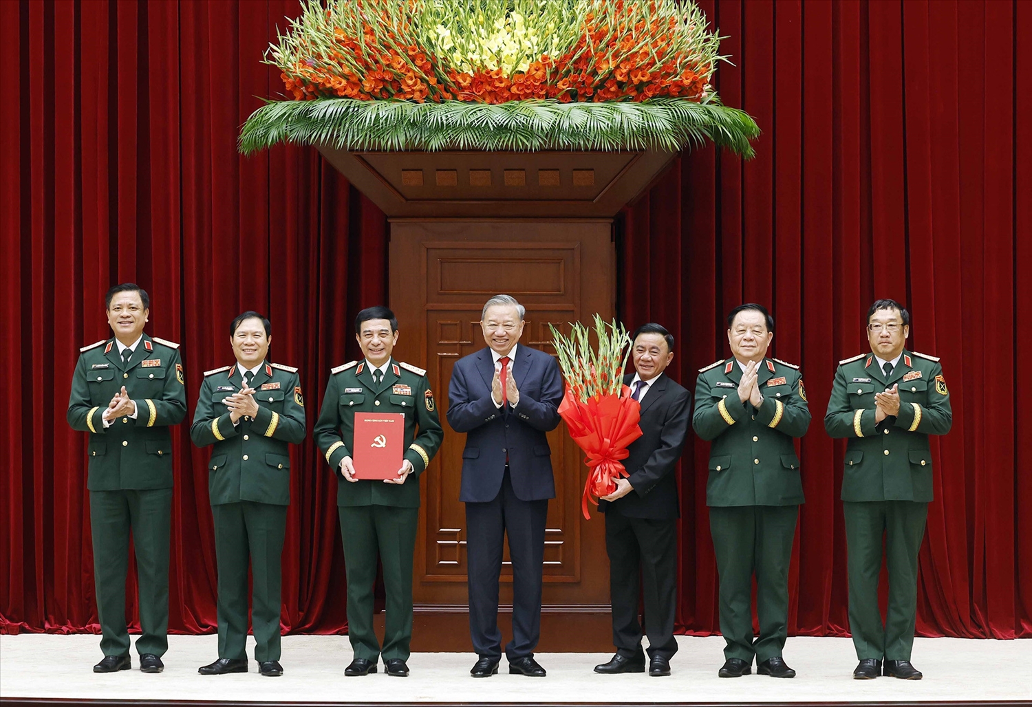 Tổng Bí thư, Chủ tịch nước Tô Lâm trao Quyết định chỉ định tham gia Quân uỷ, Ban Thường vụ, Bí thư, Phó Bí thư Quân uỷ Trung ương nhiệm kỳ 2025- 2030 - Ảnh: TTXVN