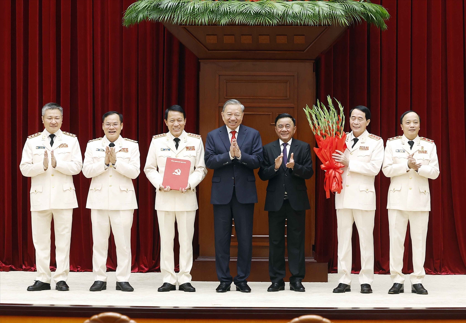 Tổng Bí thư, Chủ tịch nước Tô Lâm trao quyết định chỉ định tham gia Ban chấp hành, Ban thường vụ, Bí thư, Phó Bí thư Đảng ủy Công an Trung ương nhiệm kỳ 2025-2030. Ảnh: TTXVN