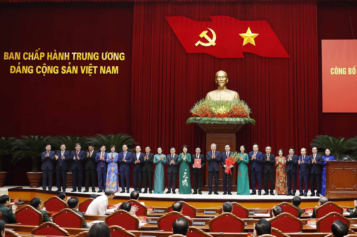 Tổng Bí thư, Chủ tịch nước Tô Lâm trao Quyết định chỉ định tham gia Ban Chấp hành, Ban Thường vụ, Bí thư, Phó Bí thư Đảng uỷ Mặt trận Tổ quốc, các đoàn thể Trung ương nhiệm kỳ 2025-2030 - Ảnh: TTXVN