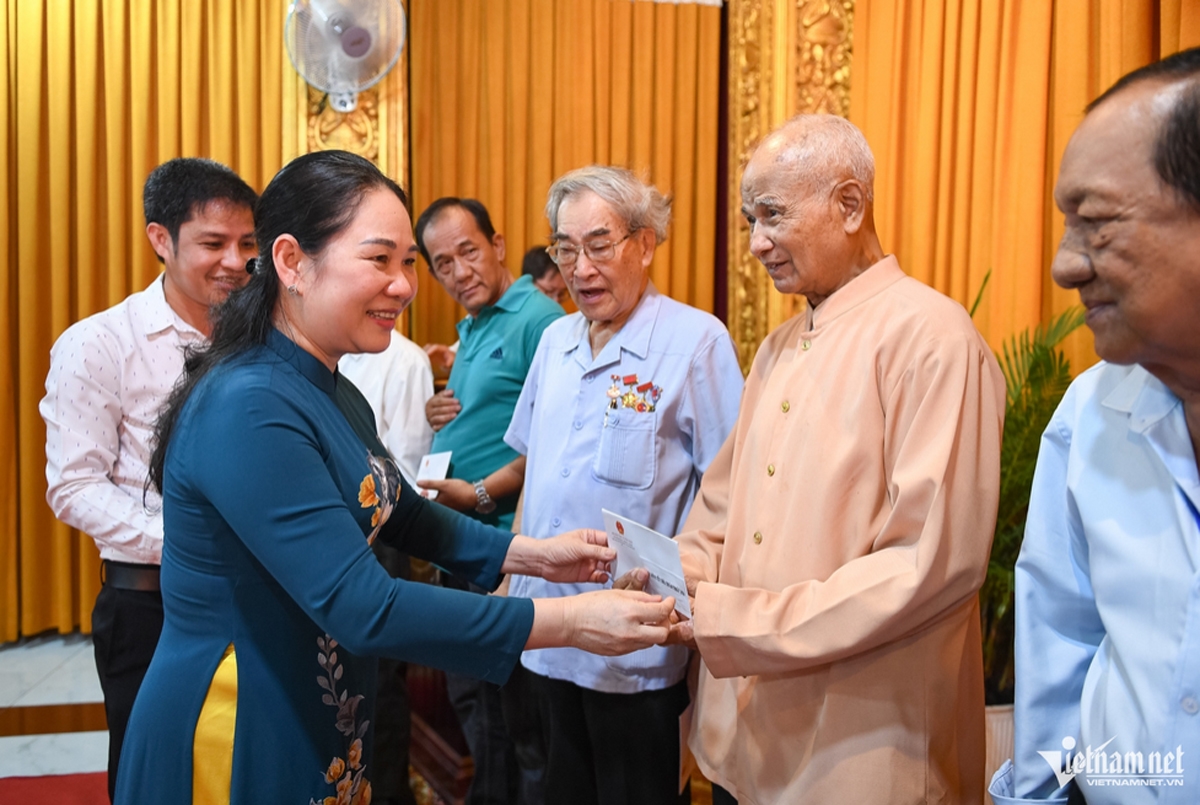 Thứ trưởng tặng quà, chúc Tết tới 32 cá nhân tiêu biểu là Người có uy tín trong đồng bào dân tộc Khmer tại chùa Candaransi (phường Xuân Hòa)