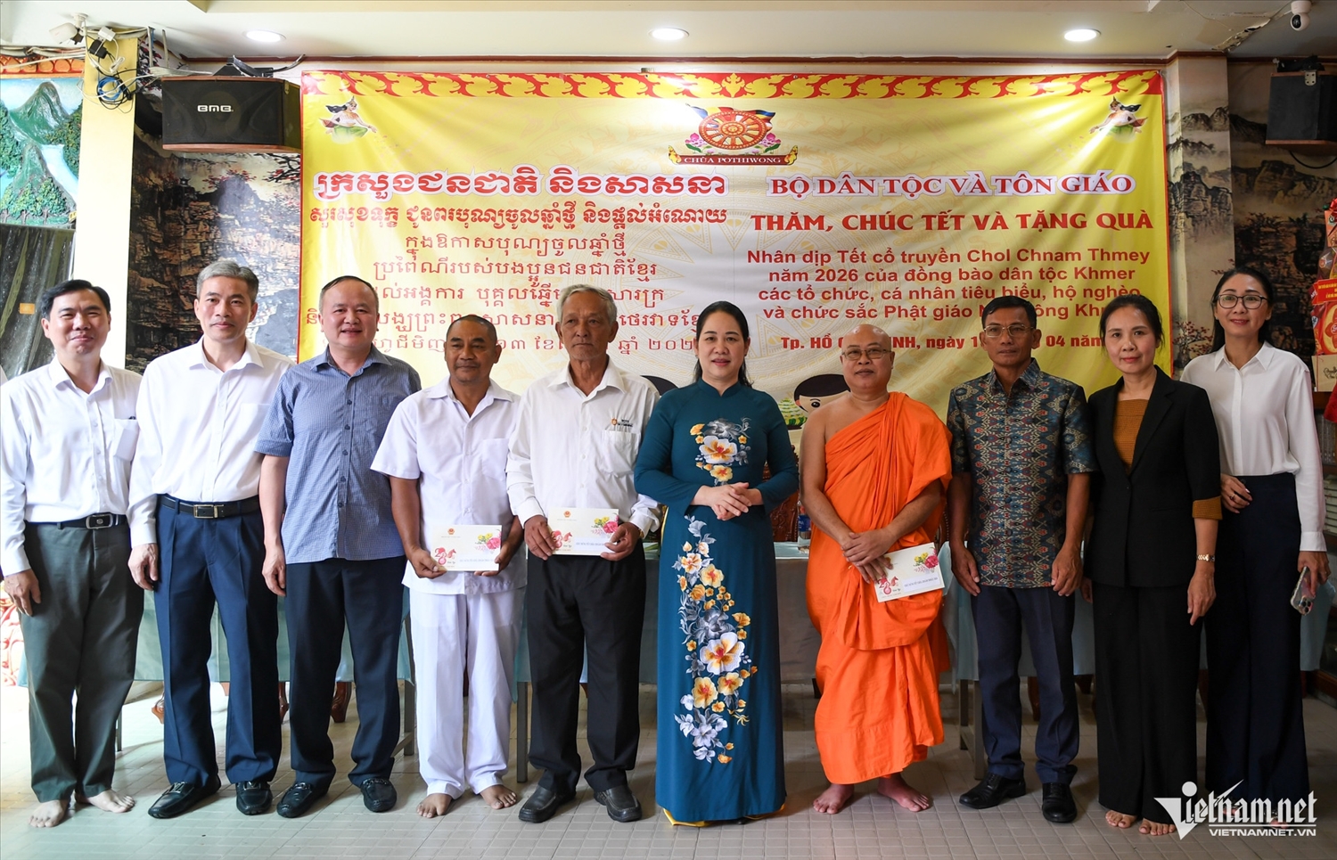 Đoàn tặng quà cho 5 cá nhân tiêu biểu là Người có uy tín trong đồng bào dân tộc Khmer tại chùa Pothiwong (phường Bảy Hiền). 