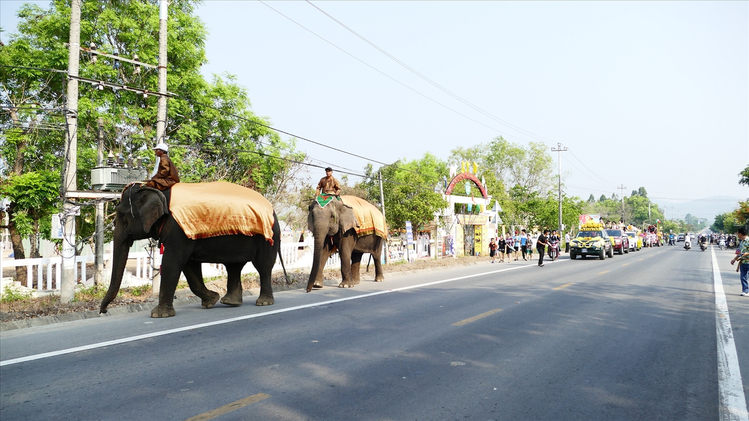 Voi dẫn đường đoàn xe rước Nàng Chúa Xuân