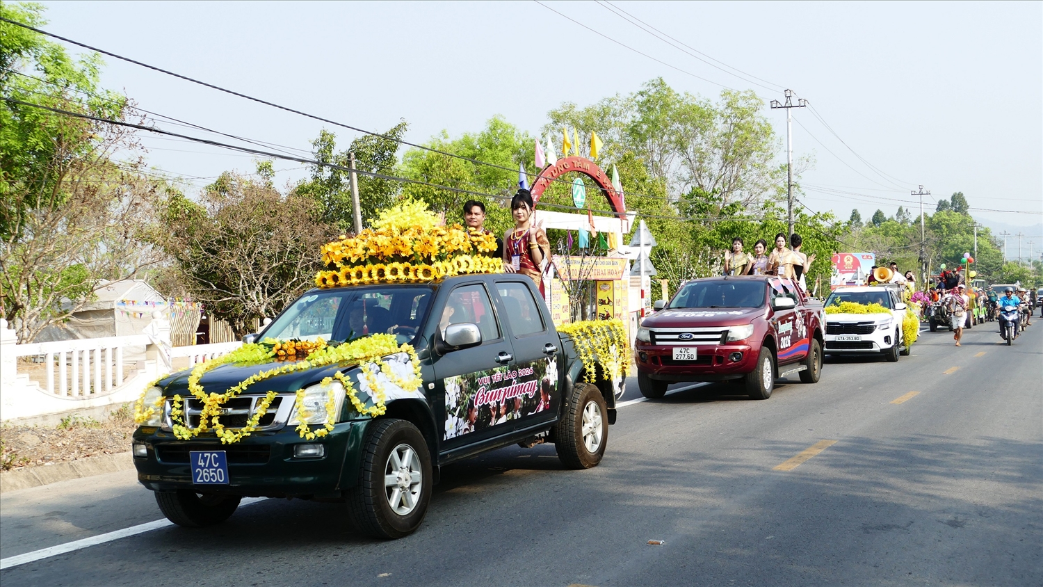 Xe chở Nàng Chúa Xuân dẫn đầu đoàn xe diễu hành