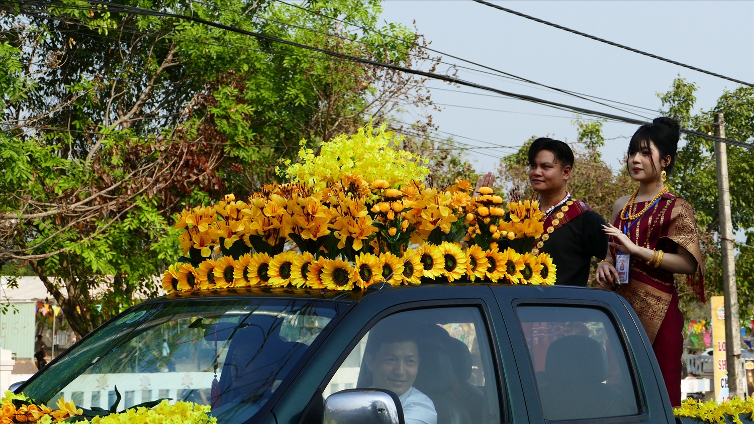 Cô gái đóng vai Nàng Chúa Xuân trên xe mui trần được trang hoàng hoa lệ dẫn đầu đoàn
