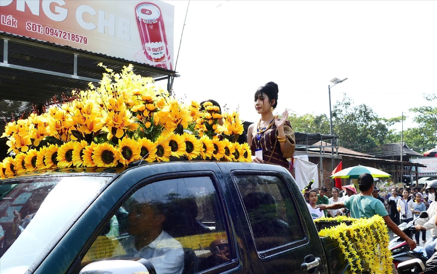 Nàng Chúa Xuân xinh đẹp vẫy tay chào người dân hai bên đường
