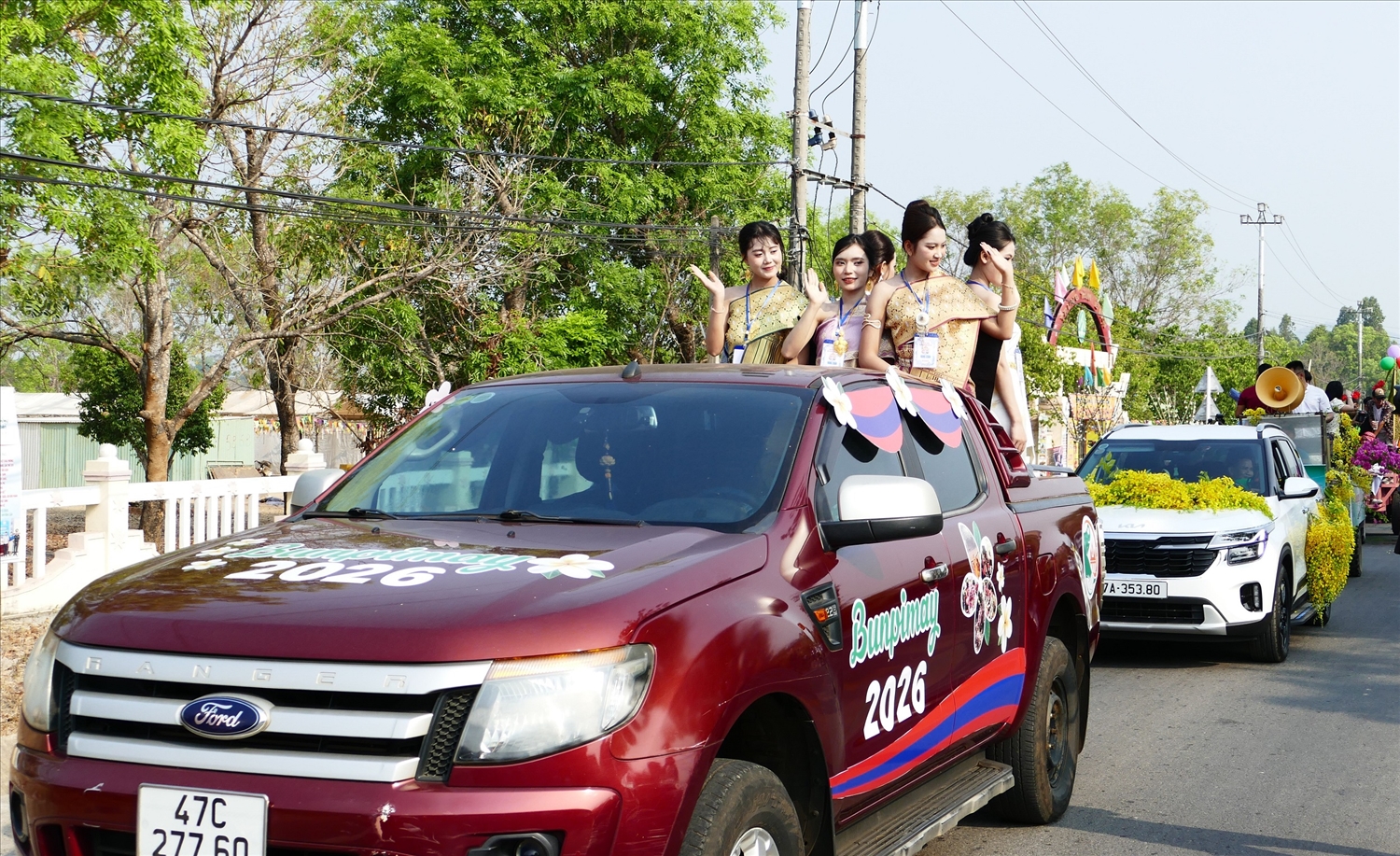 Chiếc xe chở 6 cô gái xinh đẹp đóng vai chị em của Nàng Chúa Xuân