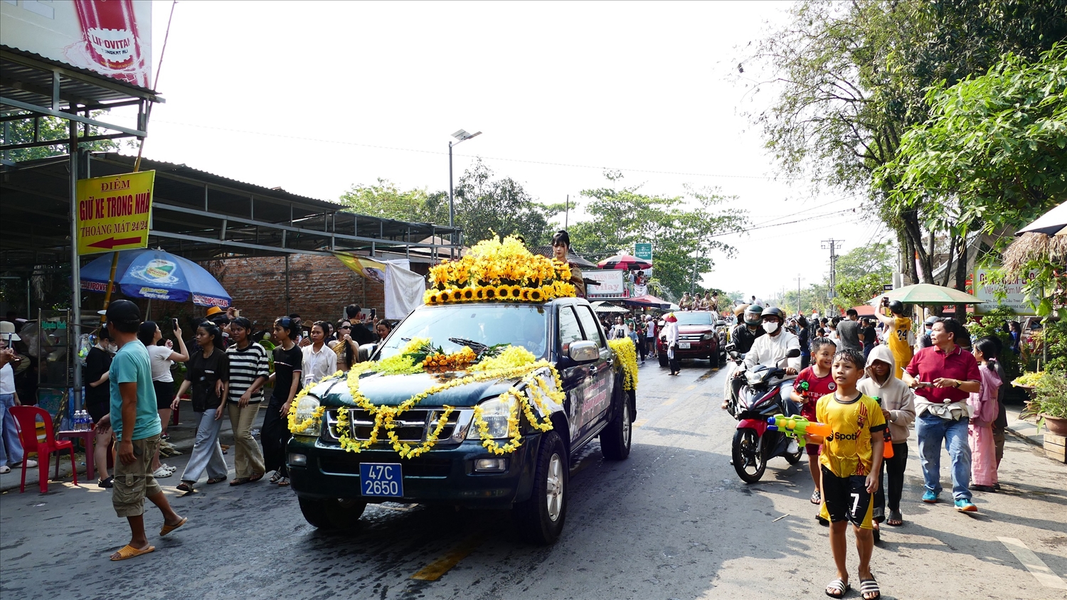 Đoàn xe diễu hành trên trục đường chính từ chính dẫn vào khu vực diễn ra lễ hội