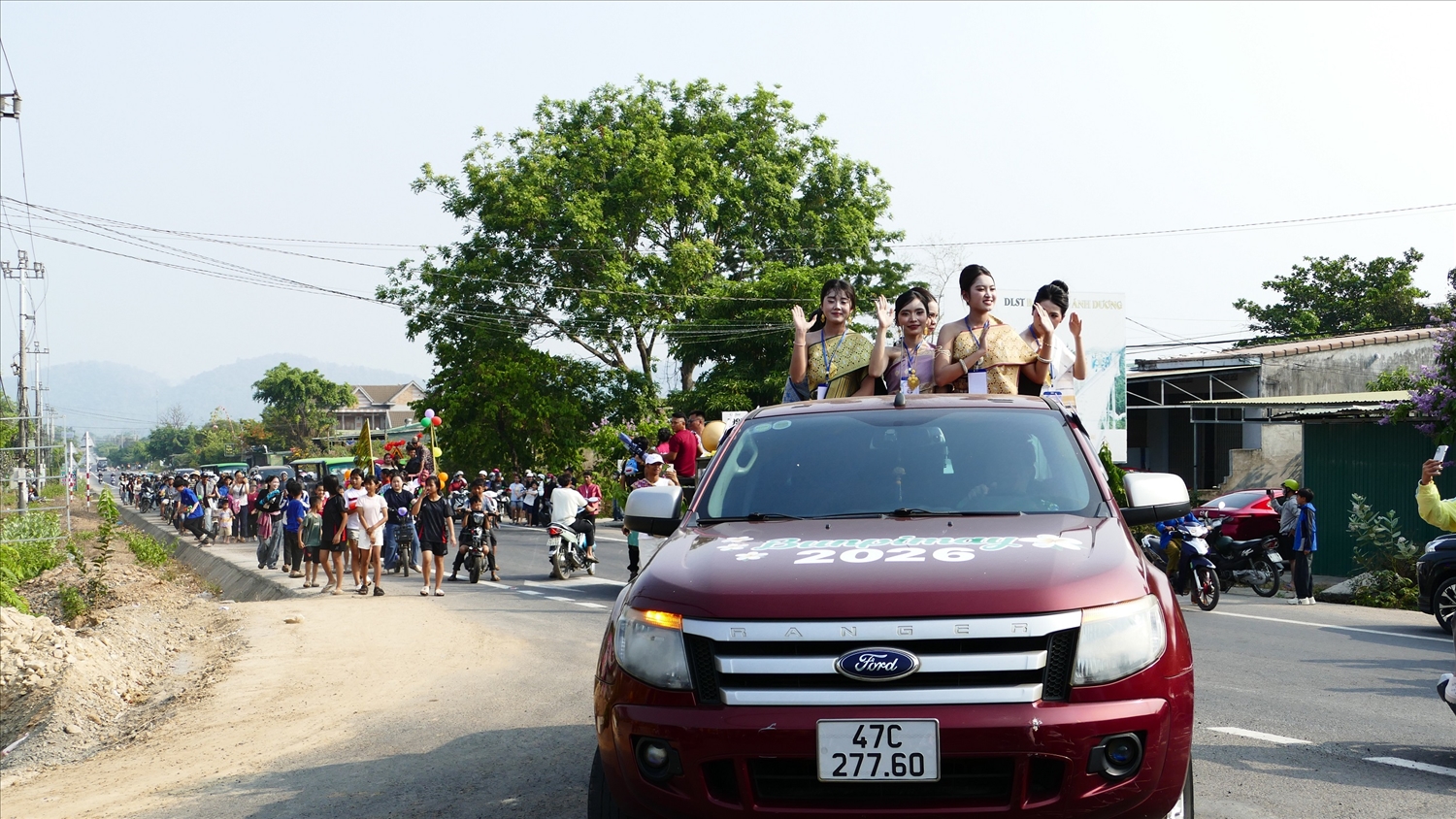Đi cùng đoàn rước là hàng trăm người dân nối tiếp nhau