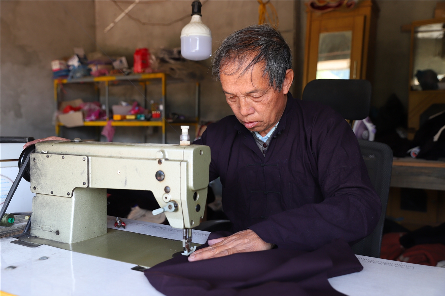 Thành viên Tổ hợp tác sản xuất trang phục truyền thống dân tộc Nùng xã Thiện Thuật cắt may trang phục truyền thống