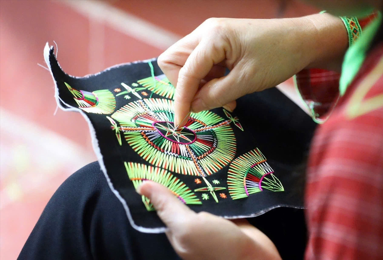 Các sản phẩm thêu, may của Tổ hợp tác sản xuất trang phục truyền thống dân tộc Nùng được làm hoàn toàn thủ công, với sự tỉ mỉ, công phu trong từng đường kim, mũi chỉ.