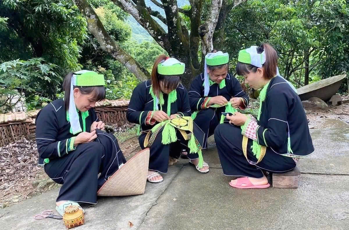 Tranh thủ lúc nông nhàn, các thành viên Tổ hợp tác Nghề thêu, dệt dân tộc Nùng Phàn Sình Hải Yến thêu các sản phẩm truyền thống