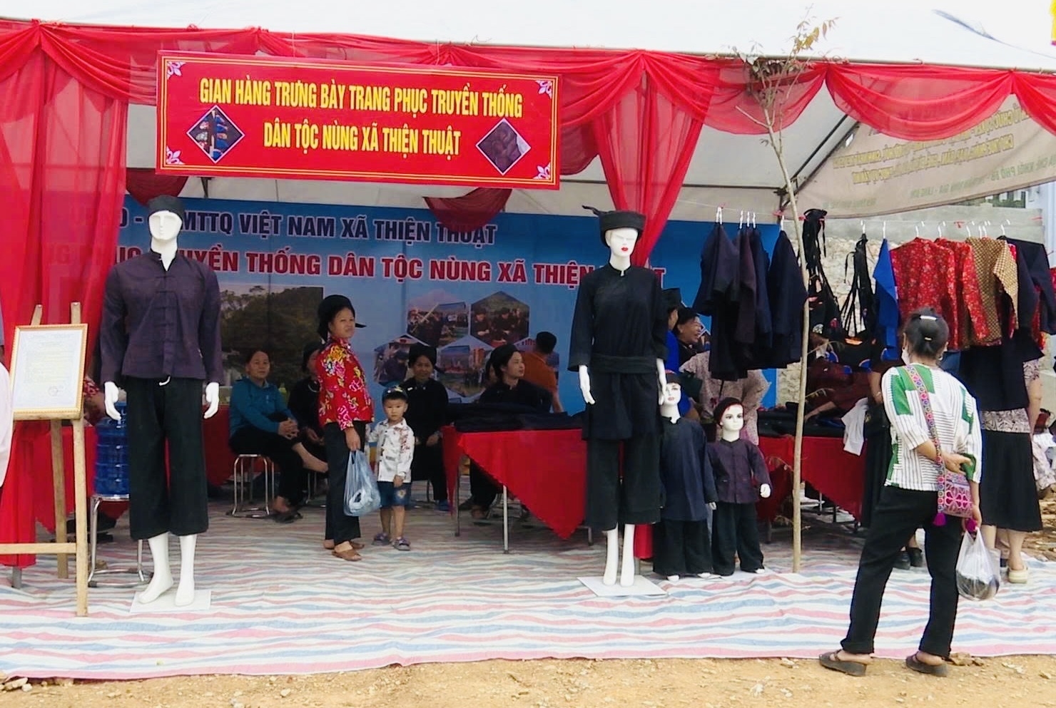 Nhờ sự hỗ trợ của các cơ quan chức năng, phát triển OCOP gắn với du lịch giúp nâng giá trị sản phẩm và tạo sinh kế ổn định cho phụ nữ địa phương.