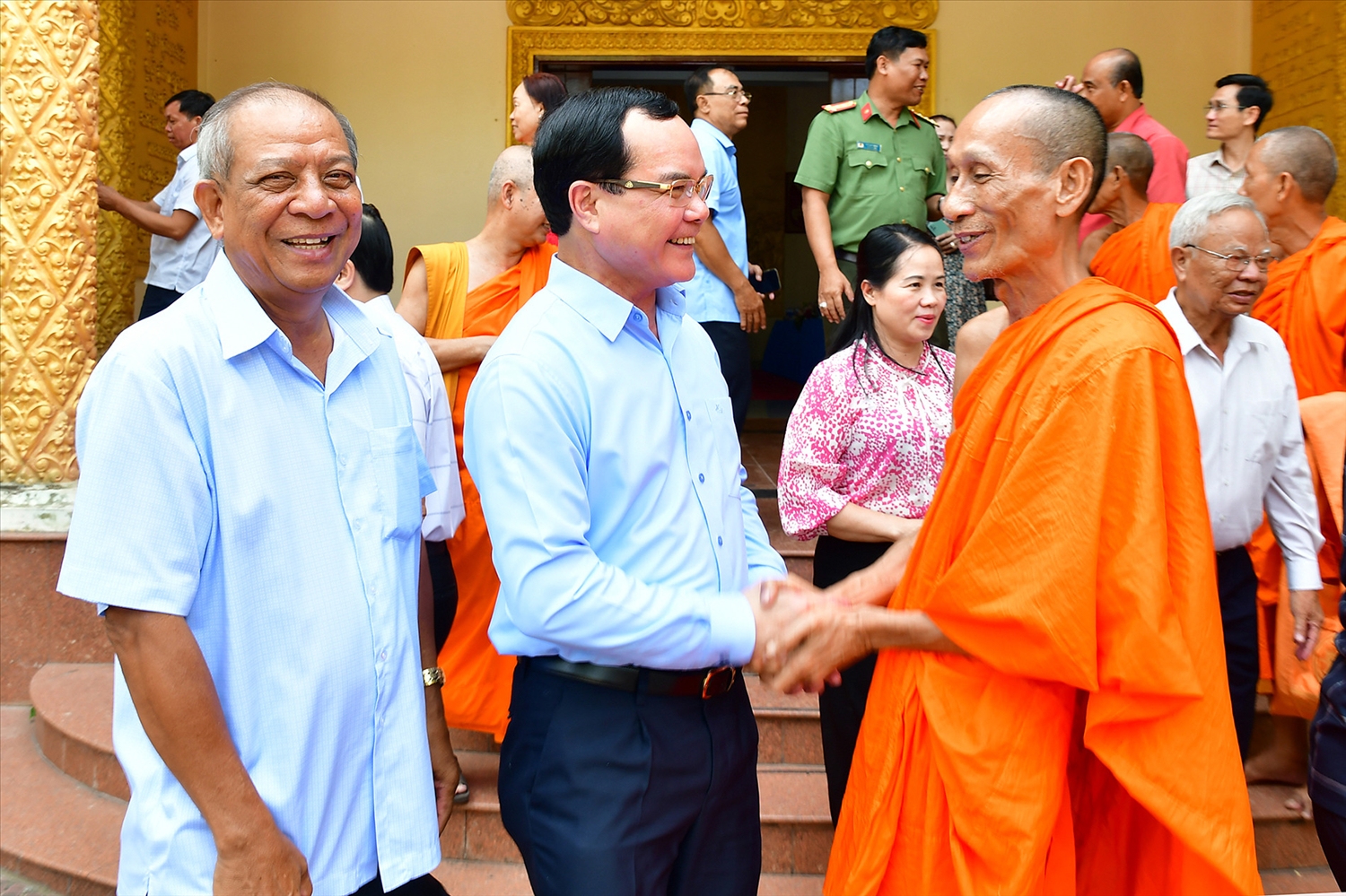 Bộ trưởng Bộ Dân tộc và Tôn giáo Nguyễn Đình Khang bày tỏ niềm vui khi đến thăm, chúc Tết Chôl Chnăm Thmây đồng bào Khmer tại Vĩnh Long ngày 11/4. (Ảnh: Hoài Thanh)