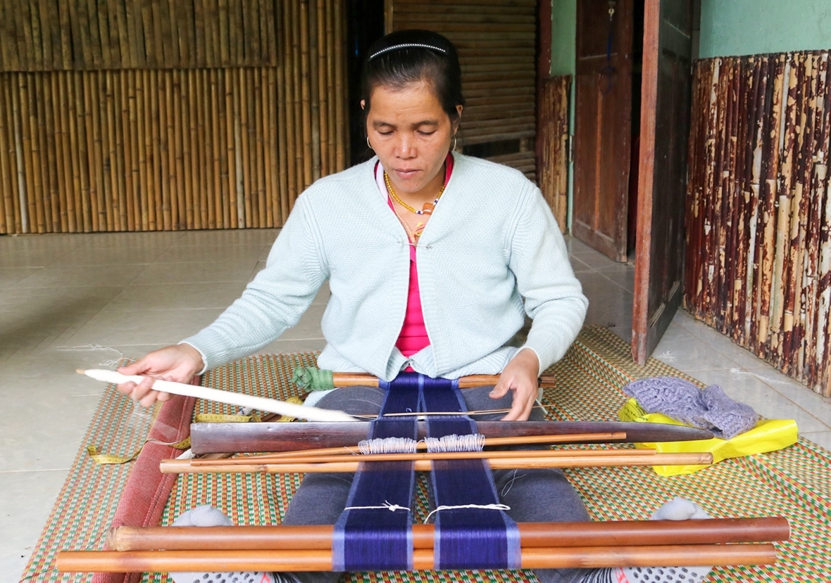 Chị Bling Treng chia sẻ về công việc dệt thổ cẩm của đồng bào Cơ Tu. (Ảnh HT)
