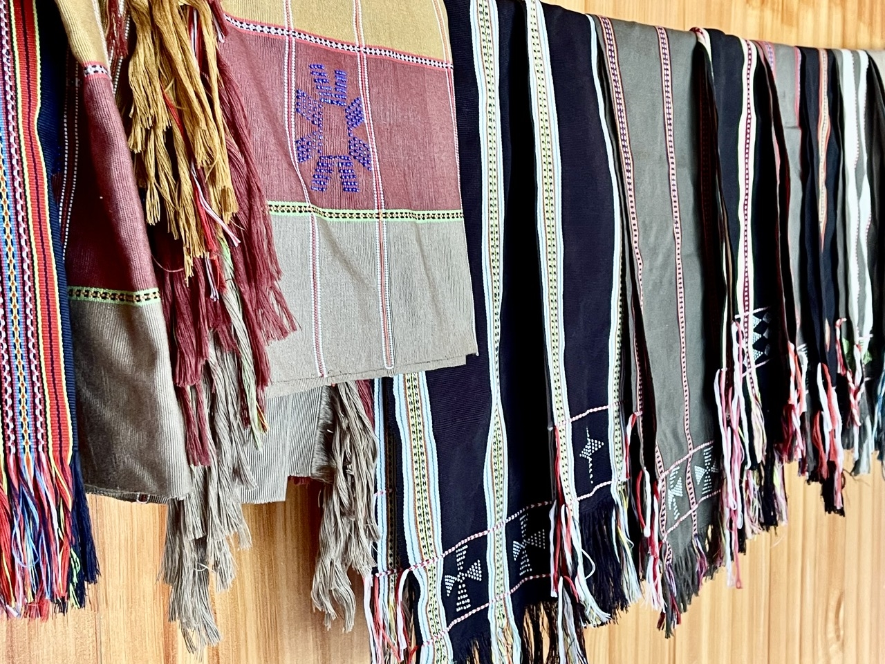 Những chiếc khăn choàng thổ cẩm của đồng bào Cơ Tu. (Ảnh HT)