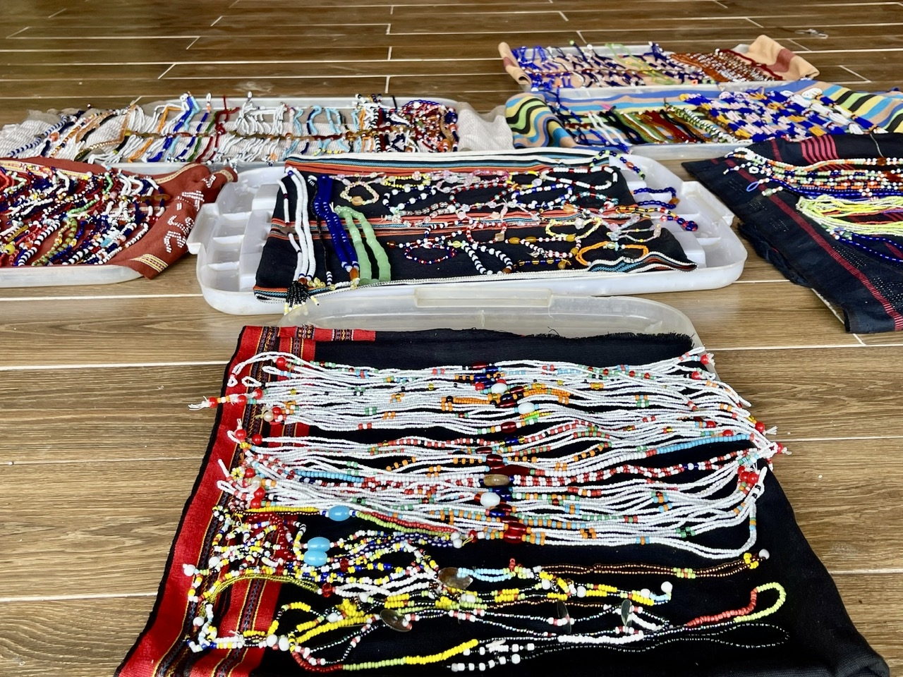 Những chuỗi hạt truyền thống và thổ cẩm được trưng bày để giới thiệu cho du khách. (Ảnh HT)