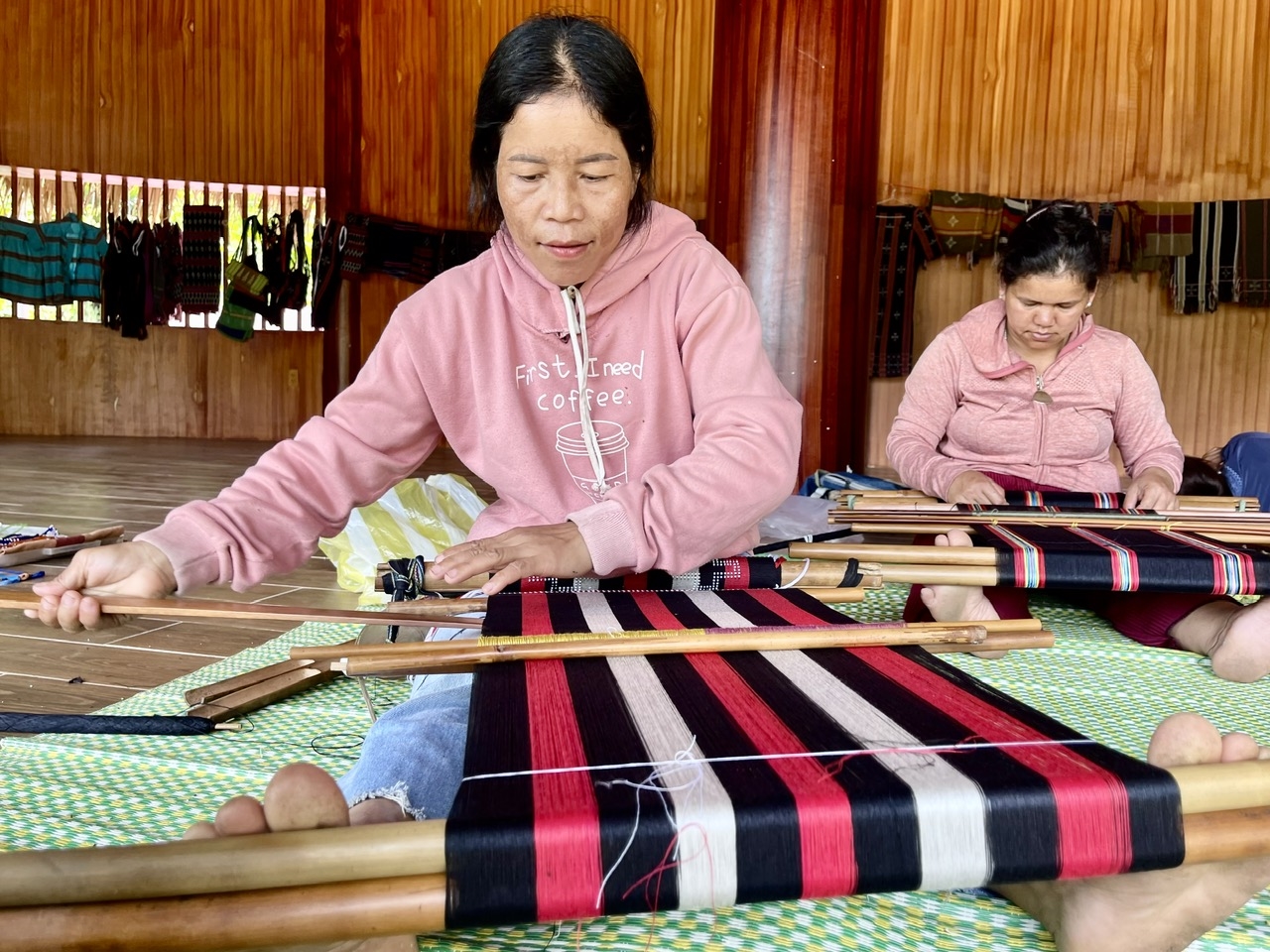 Đồng bào Cơ Tu ở vùng cao Đà Nẵng giữ gìn và phát huy nghề dệt thổ cẩm. (Ảnh HT)