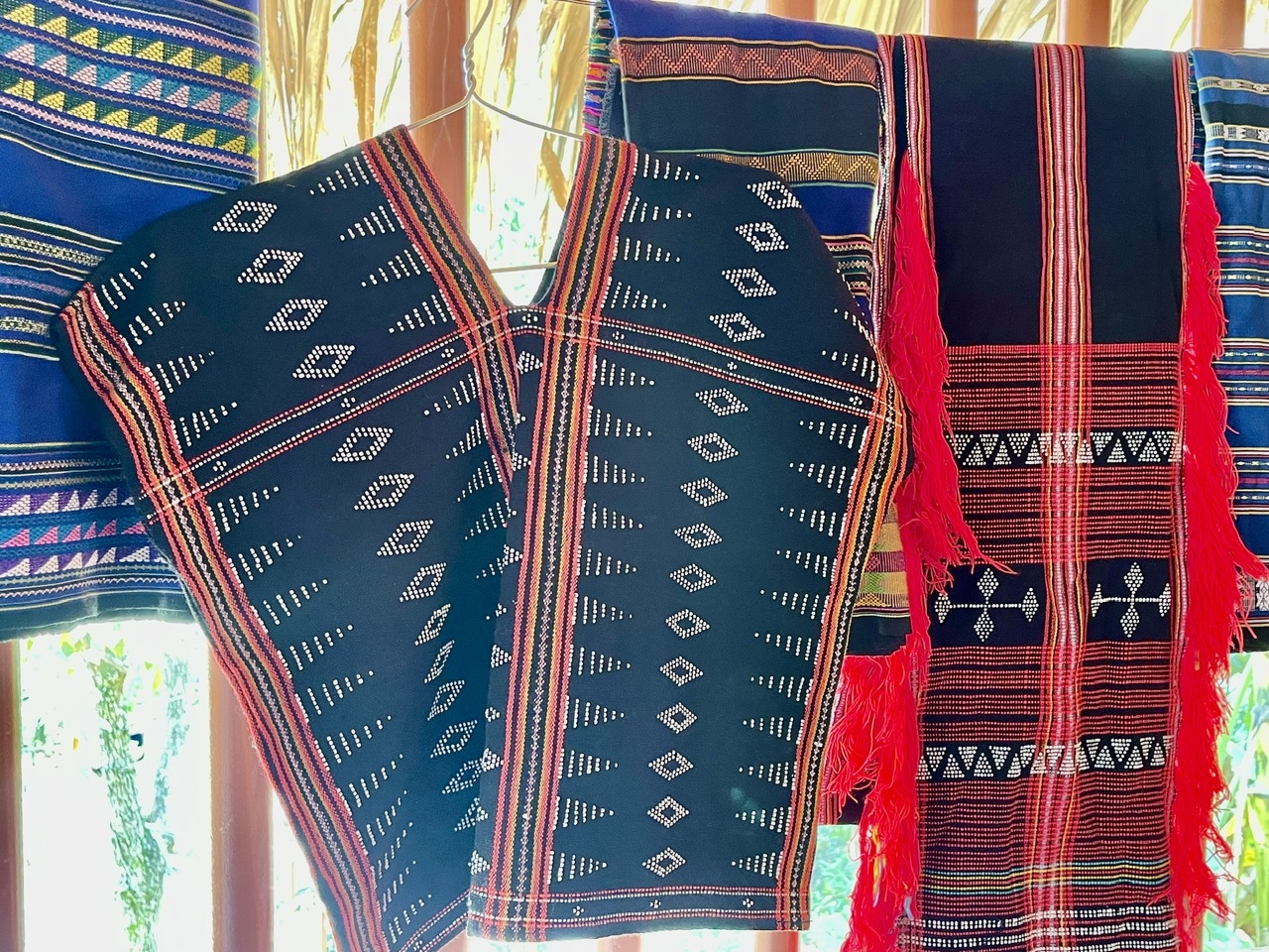 Trang phục truyền thống từ thổ cẩm của người Cơ Tu. (Ảnh HT)