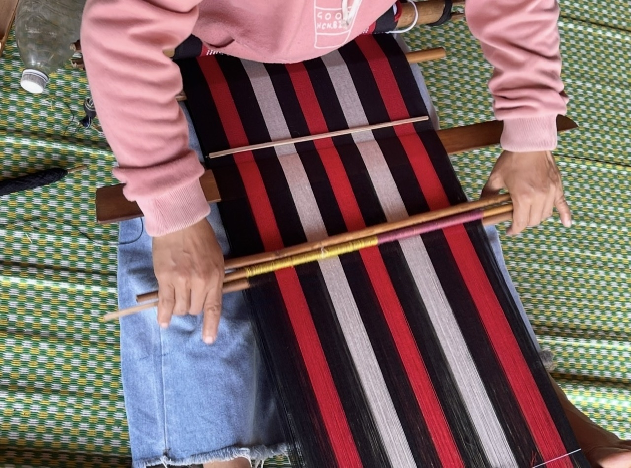 Sản phẩm thổ cẩm của đồng bào Cơ Tu ngày càng đa dạng. (Ảnh HT)