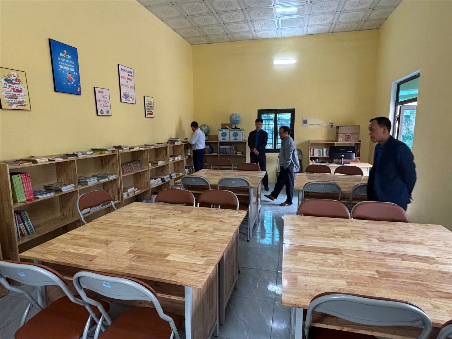 Không gian thư viện Trường THCS Nam Động được đầu tư khang trang với đầy đủ bàn ghế, giá sách, đáp ứng nhu cầu học tập và đọc sách của học sinh.