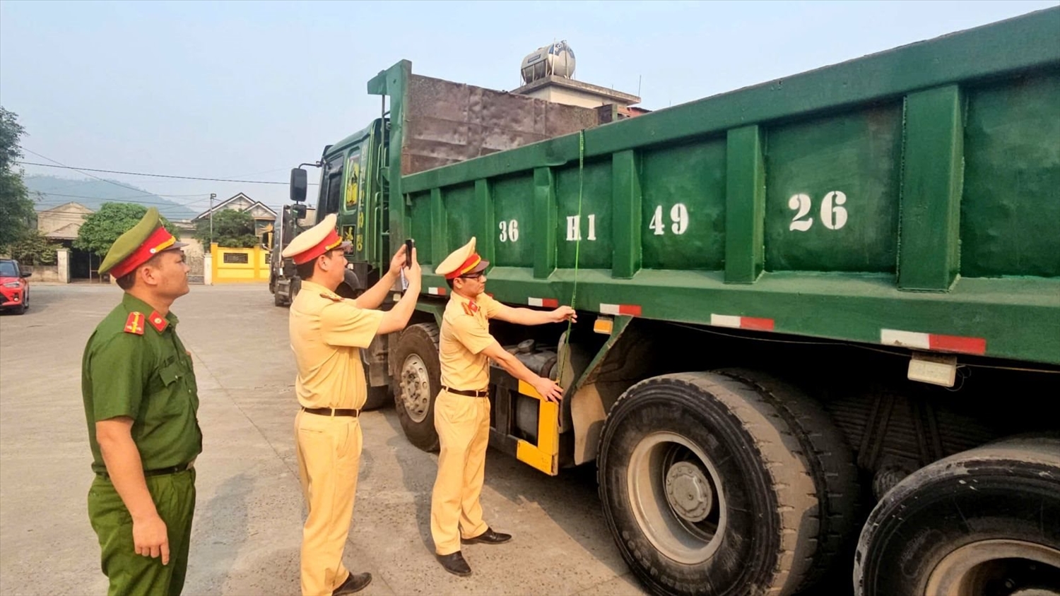 Lực lượng Cảnh sát giao thông Công an tỉnh Thanh Hóa ra quân tổng kiểm tra các phương tiện có tải trọng trên 15 tấn