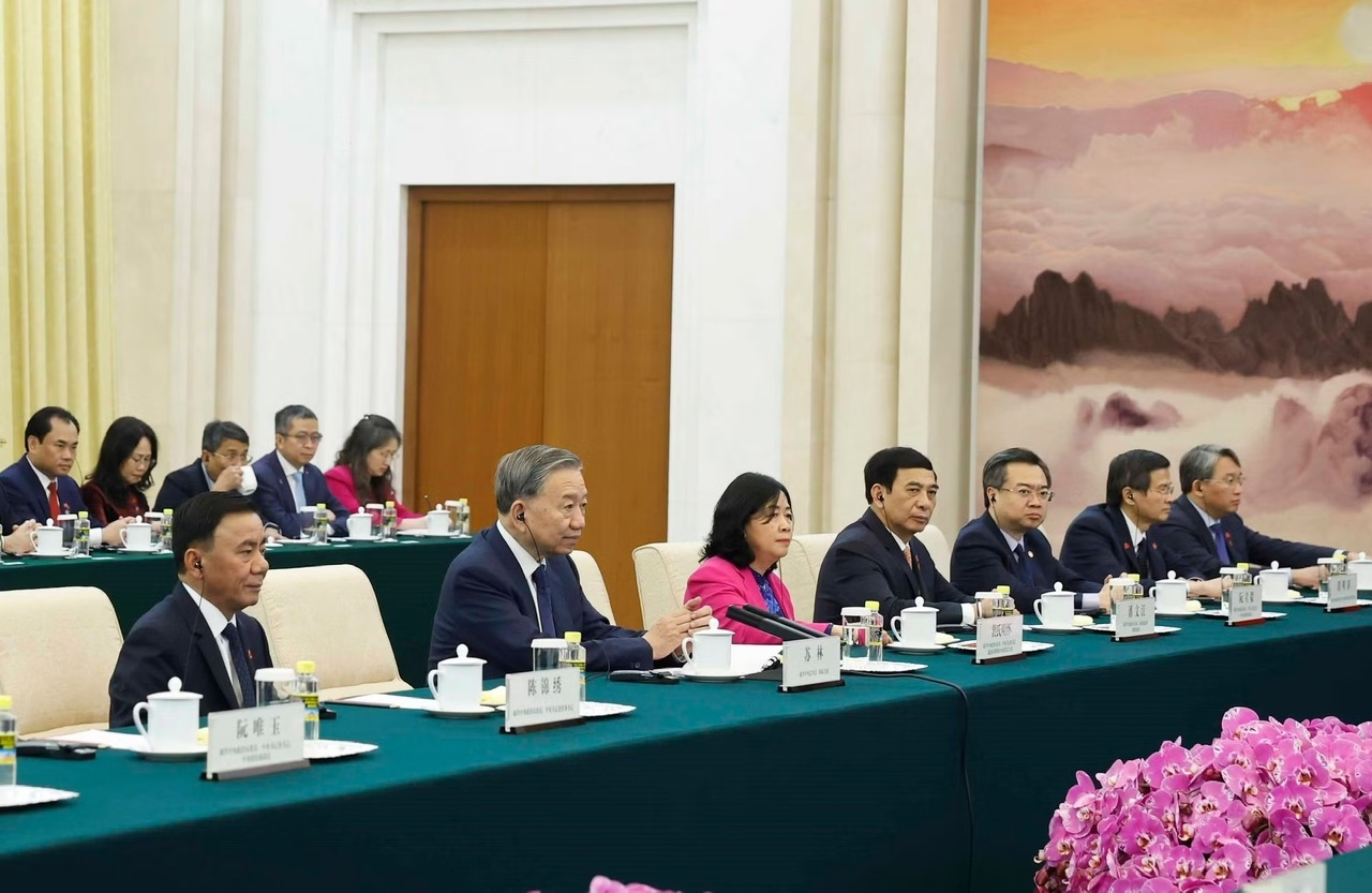 Tổng Bí thư, Chủ tịch nước Tô Lâm và thành viên đoàn Việt Nam tại cuộc hội kiến Chủ tịch Chính hiệp toàn quốc Trung Quốc Vương Hộ Ninh. (Ảnh: Thống Nhất/TTXVN)