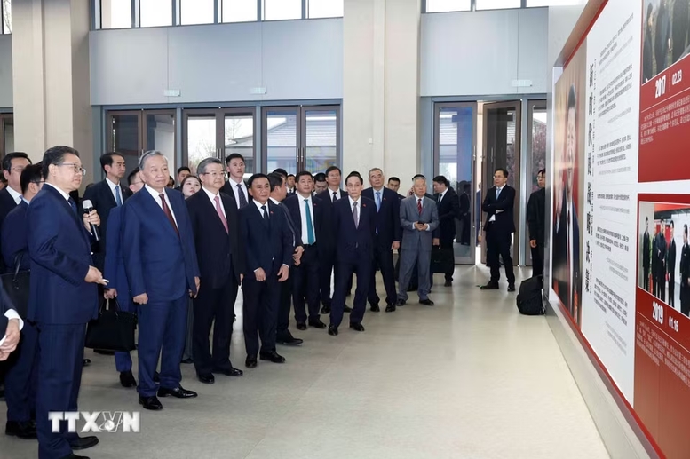 Tổng Bí thư, Chủ tịch nước Tô Lâm cùng Đoàn cấp cao Việt Nam khảo sát tại Khu khởi động của Khu mới Hùng An, tỉnh Hà Bắc (Trung Quốc) - Ảnh: TTXVN