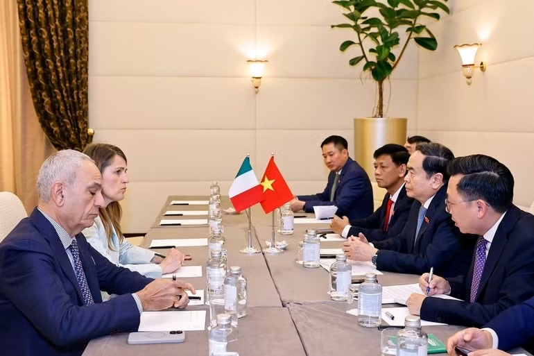 Chủ tịch Quốc hội Trần Thanh Mẫn tiếp Chủ tịch Nhóm Nghị sĩ Hữu nghị Italia-Việt Nam Chiara Gribaudo. (Ảnh: Doãn Tấn/TTXVN)