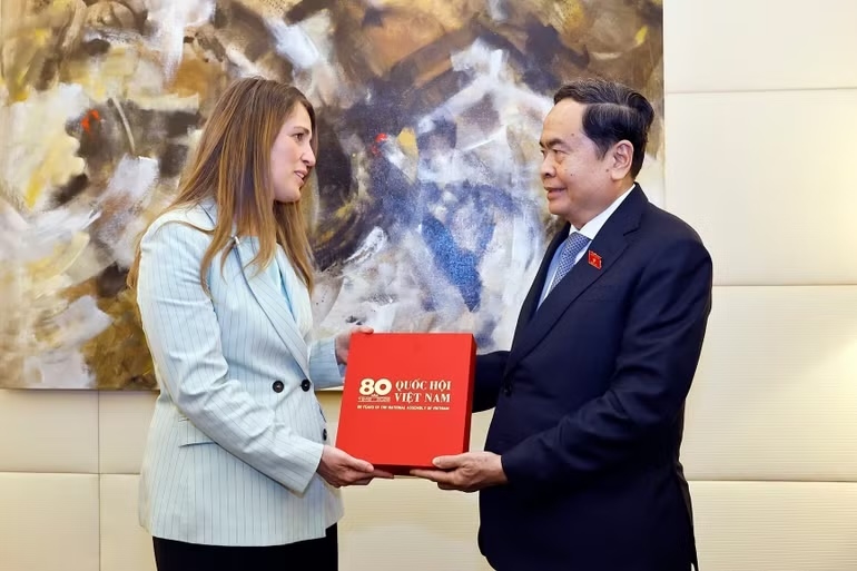 Chủ tịch Quốc hội Trần Thanh Mẫn tặng cuốn sách ""80 năm Quốc hội Việt Nam" cho Chủ tịch Nhóm Nghị sĩ Hữu nghị Italia-Việt Nam Chiara Gribaudo. (Ảnh: Doãn Tấn/TTXVN)