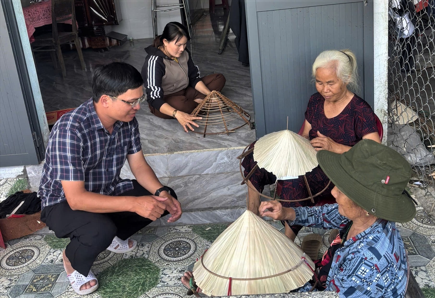 Trung bình mỗi tháng, người làm nón lá có thể kiếm được từ 3 - 6 triệu đồng.