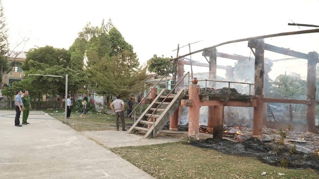 Nhà rông thôn Đăk Tiêng Klah, xã Đăk Hà đã bị ngọn lửa thiêu rụi.