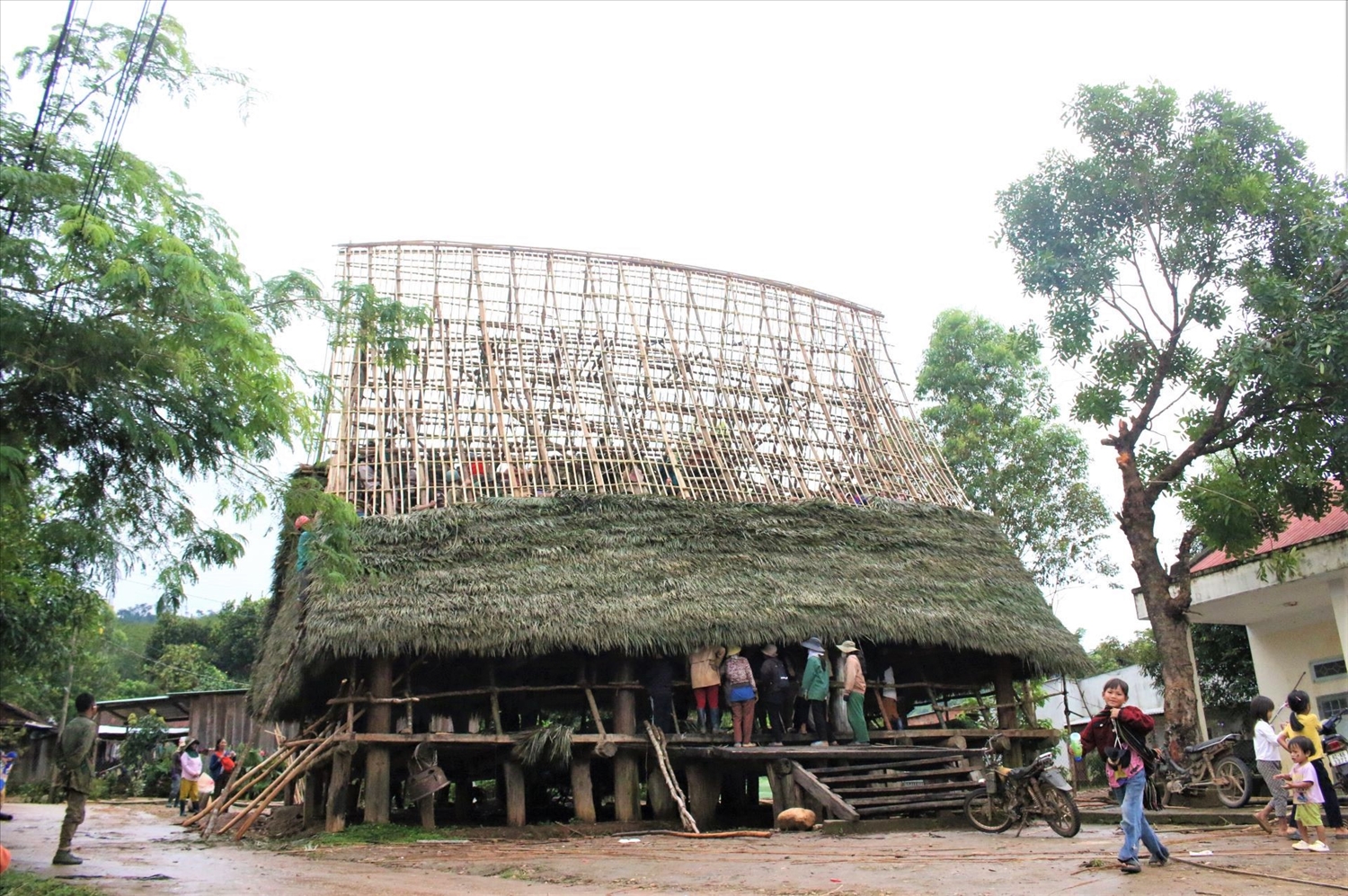 Hiện nay, việc đầu tư xây dựng một ngôi nhà rông truyền thống gặp rất nhiều khó khăn, do các nguyên vật liệu không còn nhiều như trước.