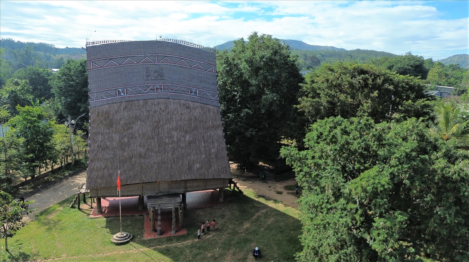 Bảo vệ nhà rông hôm nay chính là bảo vệ hơi thở của văn hóa, để tiếng cồng chiêng và những lễ hội truyền thống tốt đẹp của đồng bào DTTS mãi trường tồn.