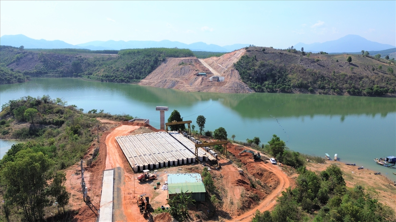 Dự án cầu và đường dẫn bắc qua lòng hồ thủy điện Ya Ly có tổng mức đầu tư hơn 169 tỷ đồng dang dở sau nhiều năm thi công. (Ảnh: Ngọc Chí)