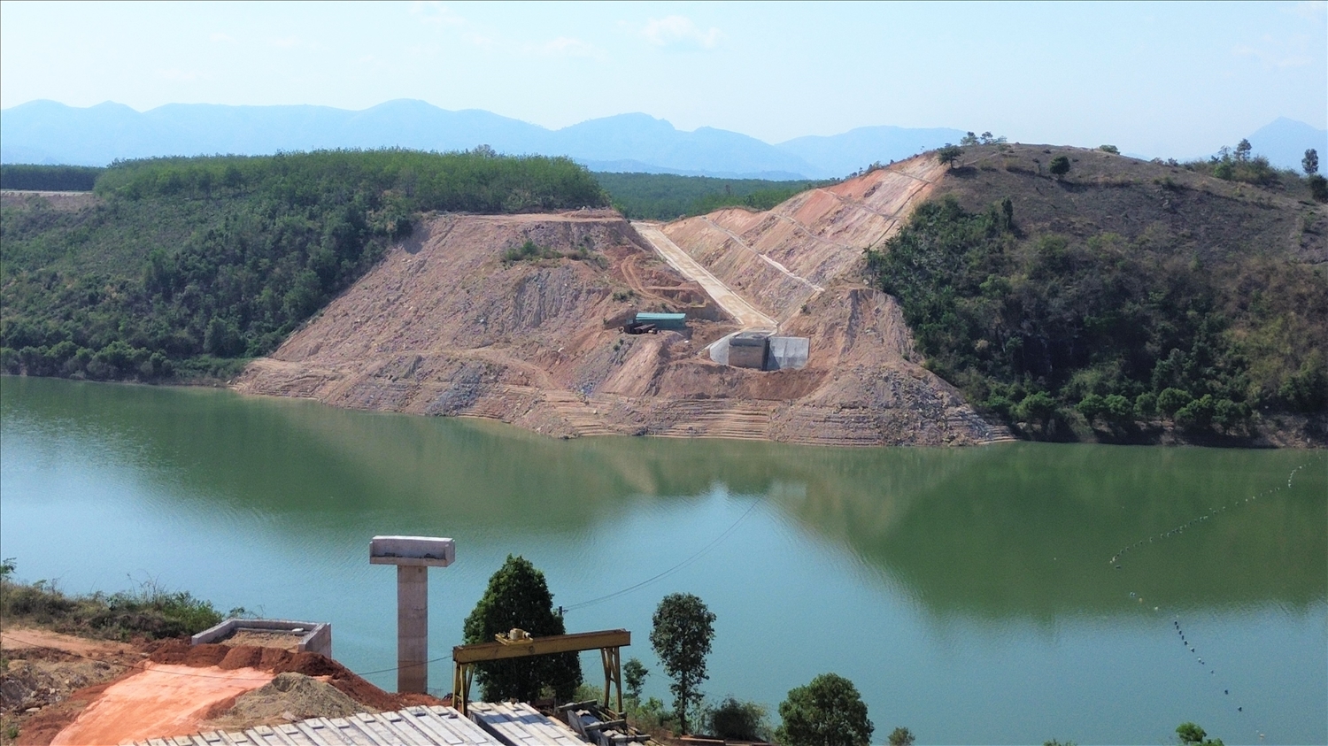 Chủ đầu tư dự án đề xuất UBND tỉnh Quảng Ngãi xem xét kéo dài thời gian thực hiện dự án đến năm 2027, đồng thời điều chỉnh giải pháp thiết kế và thi công phần cầu. (Ảnh: Ngọc Chí)