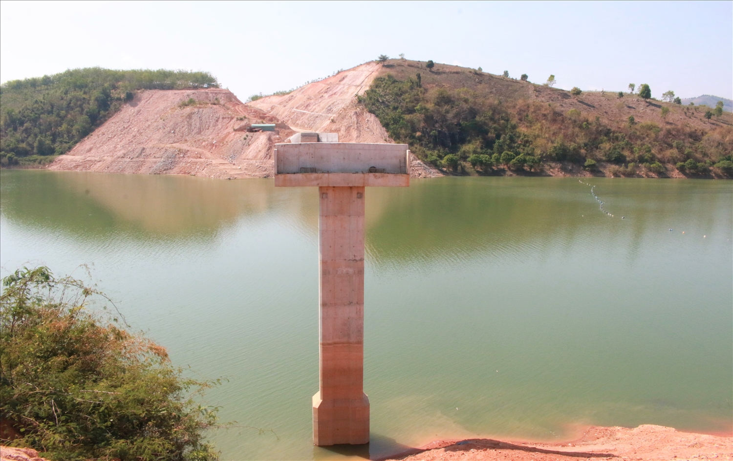 Trụ cầu đứng lẻ loi giữa lòng hồ thủy điện Ya Ly. (Ảnh: Ngọc Chí)