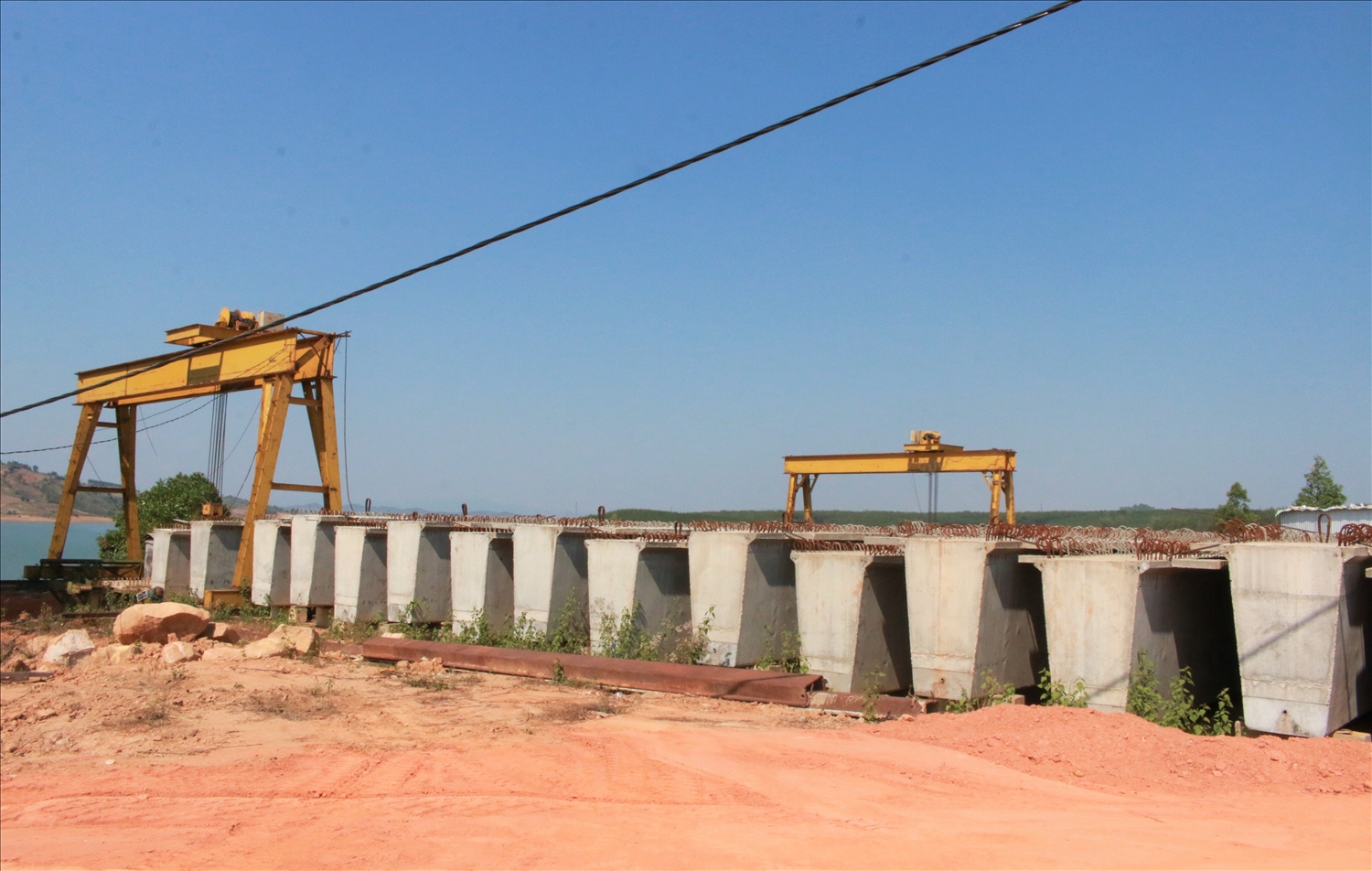 Những thanh sắt trên dầm bê tông cốt thép phơi giữa nắng mưa. (Ảnh: Ngọc Chí)