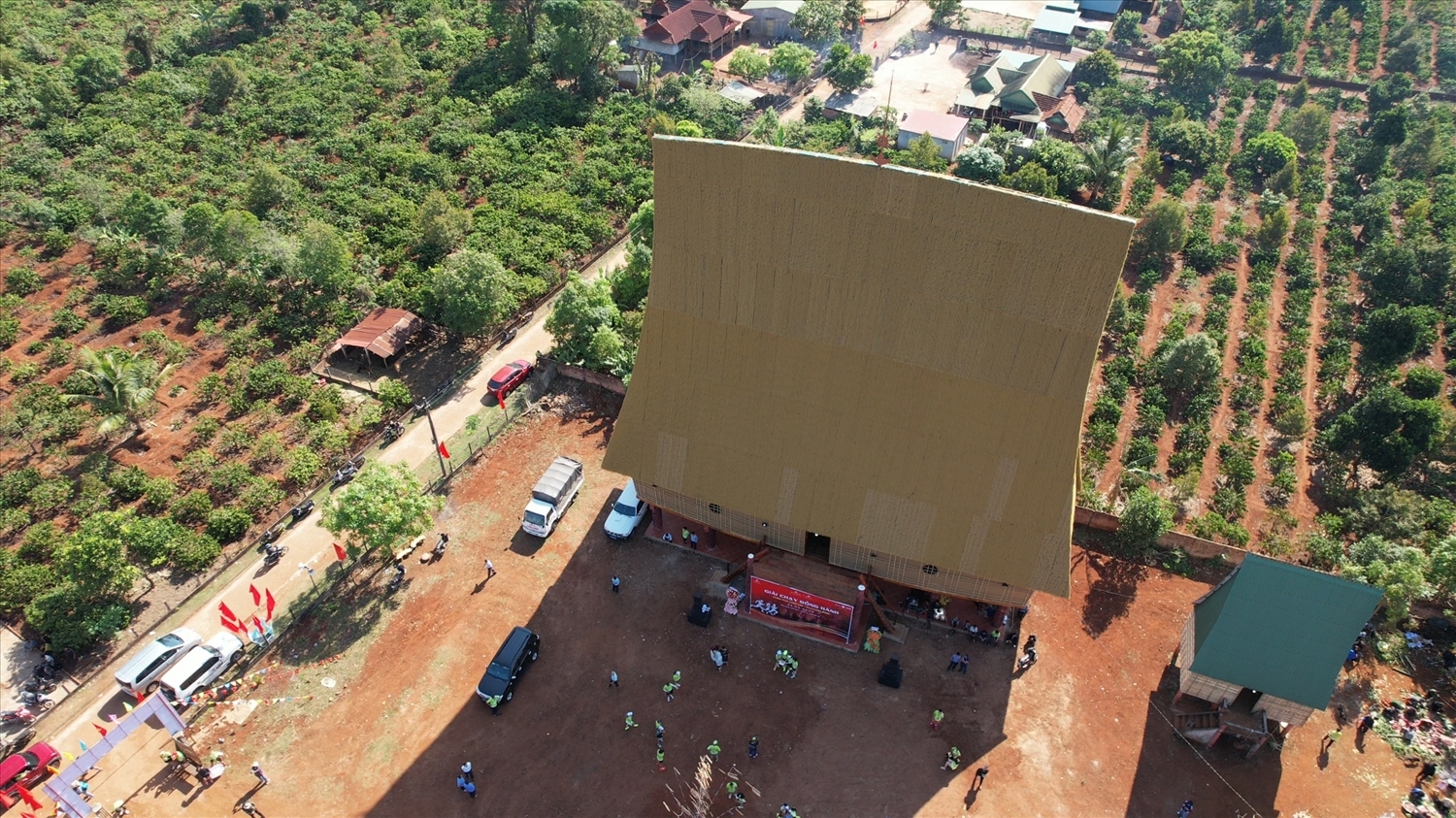 Nhà rông cao vút, sừng sững giữa ngôi làng của đồng bào Gia Rai là một trong những điểm đến không thể bỏ qua với mỗi du khách.