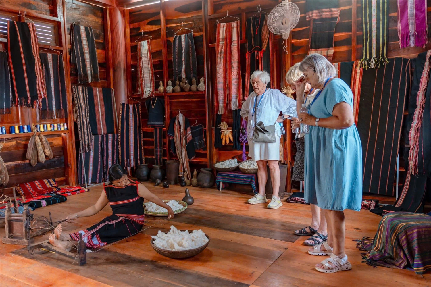 Du khách nước ngoài tìm hiểu dệt thổ cẩm từ cây bông trồng tự nhiên