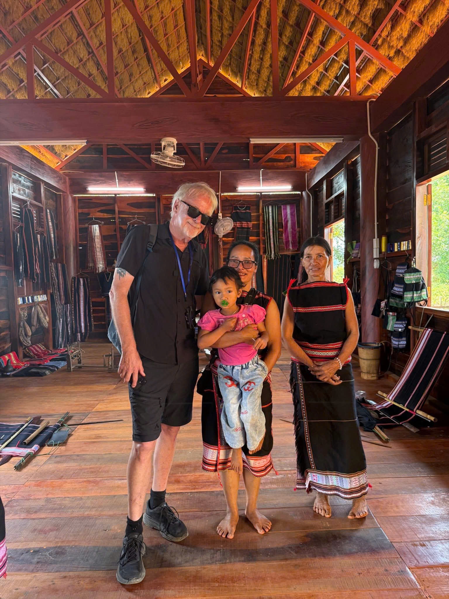 Du khách chụp ảnh lưu niệm cùng bà con làng du lịch cộng đồng xã Ia Ly