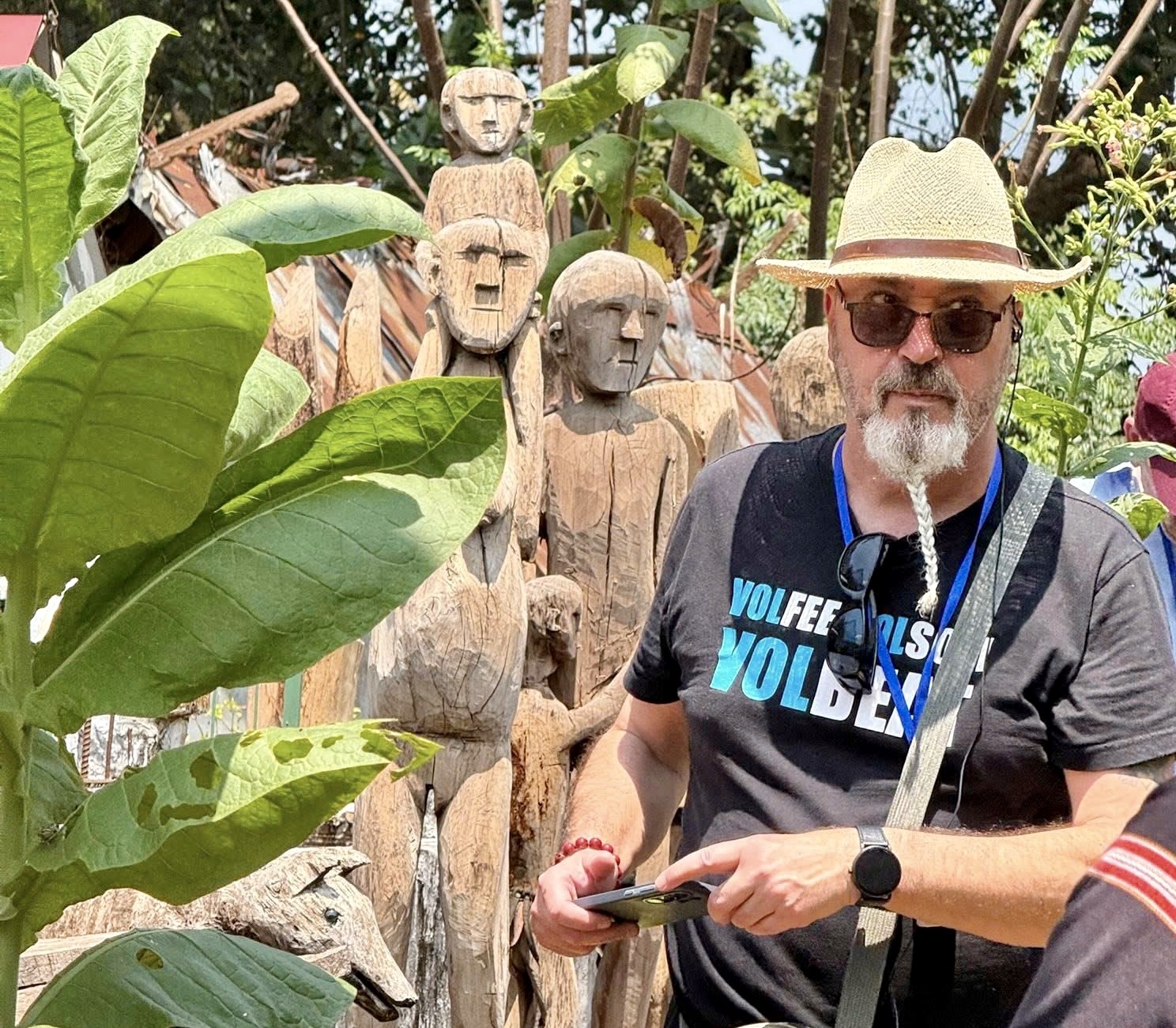 Những bức tượng gỗ nhà mồ thu hút khách quốc tế bởi vẻ độc đáo, chân thực